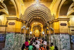 mandala, myanmar - jul 17, 2018-senior monje lavar el cara de Mahamuni Buda imagen a Mahamuni templo. el más muy venerado Buda imagen en el país. foto