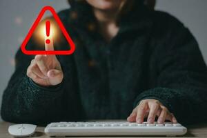 precaución advertencia para notificación error y a ser consciente de el peligros de siendo pirateado por piratas informáticos, internet malware virus son destruyendo computadora datos.comprometidos información malicioso software. foto