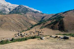 antiguo targim torres complejo, uno de el mas grande medieval tipo castillo torre pueblos, situado en el extremidad de el montaña rango en ingushetia, Rusia. foto