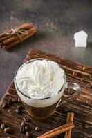 un taza de dulce viena café con azotado crema en un oscuro antecedentes vertical ver foto