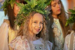 08 29 2020 bielorrusia, lyakhovichi. ciudad día festivo. un hermosa niña en un guirnalda de hierbas en ivan kupalia. foto