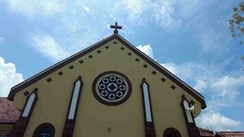 kampar, perak, Maleisië, mei 02 2022, langzaam Actie en visie de architectuur van heilig hart kerk in blauw lucht dag video