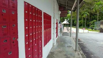 Taiping, perak, Malaysia, kann 04 2022, mehrere abgewinkelt rot Post Kisten beim Telegraph Museum video