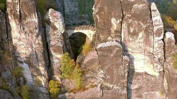 le bastei Roche formation et pont traversée le imposant point de repère dans g video
