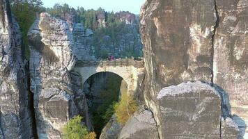 das Bastei Felsen Formation und Brücke Kreuzung das hoch aufragend Felsen Wahrzeichen im G video