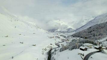 snö täckt hospental by i schweiz i de vinter- video