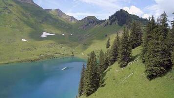 laca león un hermosa aislado montaña lago en Suiza video