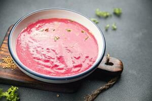 crema sopa raíz de remolacha remolachas, puerros, patatas primero curso sano comida comida bocadillo en el mesa Copiar espacio comida antecedentes rústico parte superior ver ceto o paleo dieta vegetariano vegano o vegetariano comida foto