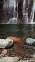 Wasserfall in der Nähe von dorf Tirol, Süd Tirol, Italien video