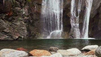 Wasserfall in der Nähe von dorf Tirol, Süd Tirol, Italien video