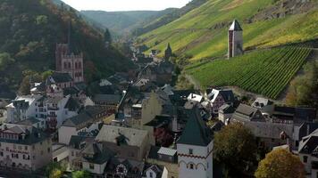el pintoresco pueblo de Bacharach en el costas de el rin en Alemania video