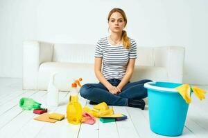 limpieza dama con Cubeta de Lavado suministros en el piso interior tareas del hogar foto