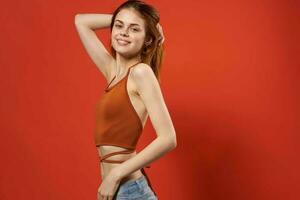 alegre mujer en un rojo camiseta Moda peinado glamour rojo antecedentes foto