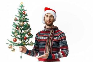 hermoso hombre en un Papa Noel sombrero Navidad decoraciones fiesta nuevo año aislado antecedentes foto