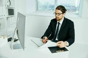 hombre en un traje documentos en mano comunicación por teléfono jefe foto