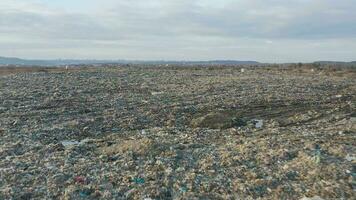 aérien panoramique vue de énorme abandonné des ordures décharge. décharge disposition placer. déchets de la vie et production. environnement pollution. video
