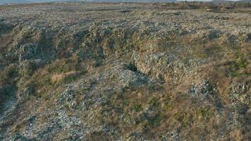 antenne panoramisch visie van reusachtig verlaten vuilnis dumpen. stortplaats verwijdering plaats. afval van leven en productie. milieu vervuiling. video