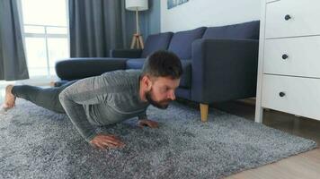 caucasiano homem faz exercício às casa durante quarentena vencimento para covid-19 video