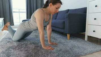 mujer haciendo diferente tipos de tablones ejercicio a hogar durante el cuarentena. rutina de ejercicio a hogar. video