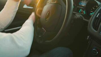 homme conduite dans innovant automatique voiture en utilisant voie en portant fonction. robotique ordinateur tournant roue dans auto pilotage mode. concept de moderne La technologie dans le automobile industrie video