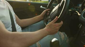 uomo guida nel innovativo automatizzato auto utilizzando parcheggio autonomo autopilota per parcheggio su parcheggio lotto video