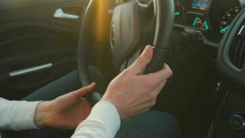 homme conduite dans innovant automatique voiture en utilisant voie en portant fonction. robotique ordinateur tournant roue dans auto pilotage mode. concept de moderne La technologie dans le automobile industrie video