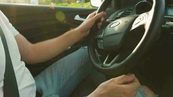 hombre conducción en innovador automatizado coche utilizando auto-estacionamiento piloto automático para estacionamiento en estacionamiento lote video