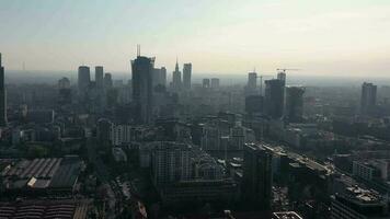 aéreo hiper lapso do Varsóvia o negócio Centro às noite video