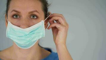 pandemia proteção do a covid-19 coronavírus. adulto caucasiano mulher coloca em uma protetora médico mascarar. vírus proteção. video
