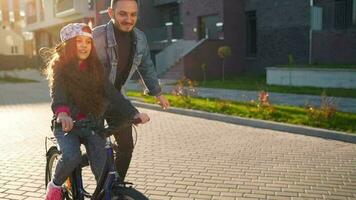 vader is onderwijs dochter hoe naar rijden fiets Bij zonsondergang video