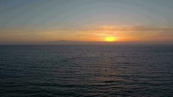 antenne visie van oppervlakte van de atlantic oceaan met reflectie van zonlicht Bij zonsondergang video