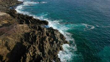 superiore Visualizza di un' abbandonato costa. roccioso riva di il isola di tenerife. aereo fuco metraggio di mare onde raggiungendo riva video