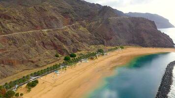 Aussicht von das Höhe von das golden Sand und das Umgebung Landschaft von das Strand las Teresita, Teneriffa, Kanarienvögel video