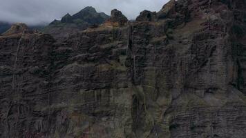 aéreo ver de los gigantes acantilados en tenerife nublado, canario islas, España video