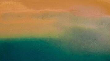 antenn se av de gyllene sand av de strand las teresitas och färgrik båtar, teneriffa, kanariefåglar, Spanien video