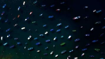 antenn hyperlaps av förankrade båtar av de kust. las teresitas, teneriffa, kanariefåglar, Spanien video