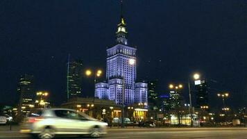 nuit ville circulation dans le centre de Varsovie près le palais de science et culture, Pologne video
