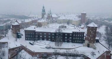 aéreo ver de wawel real castillo y catedral cubierto con nieve en invierno. melancólico escarchado día. cracovia, Polonia video