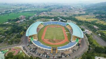 aéreo ver de el hermosa paisaje si jalak harupat fútbol americano o fútbol estadio en el Mañana con azul cielo. bandung, Indonesia, noviembre 22, 2022 foto