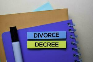 divorcio decreto texto en pegajoso notas aislado en oficina escritorio foto
