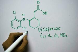 diclofenaco molécula escrito en el blanco tablero. estructural químico fórmula. educación concepto foto