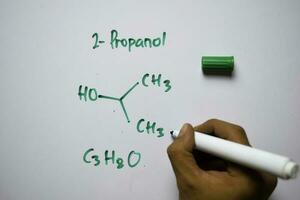 2-propanol molécula escrito en el blanco tablero. estructural químico fórmula. educación concepto foto