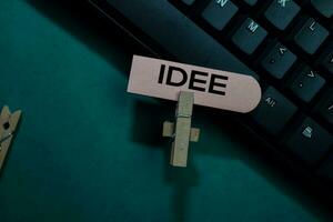 idea escribir en un pegajoso Nota aislado en oficina escritorio foto