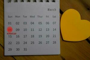 mujer día escribir en marzo calendario. fecha 8. recordatorio o calendario conceptos foto