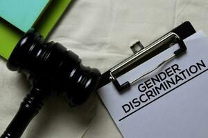 género discriminación documento formar y negro jueces mazo en oficina escritorio. ley concepto foto