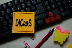 dicas - datos intensivo informática como un Servicio escribir en un pegajoso Nota aislado en oficina escritorio. foto