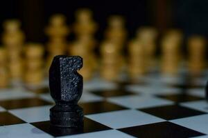 ajedrez juego para ideas y competencia y estrategia. fotografiado en un tablero de ajedrez foto