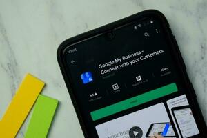 google mi negocio dev aplicación con aumentador en teléfono inteligente pantalla. mi negocio es un freeware web navegador desarrollado por google LLC bekasi, Oeste Java, Indonesia. septiembre 24, 2020 foto