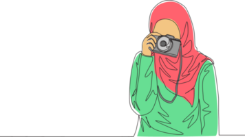 un continu ligne dessin de Jeune jolie content muslimah avec foulard tenir caméra sur main. magnifique asiatique femme modèle dans branché hijab mode concept Célibataire ligne dessiner conception illustration png