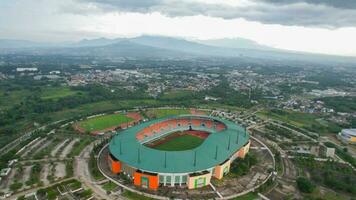 aéreo ver de el mas grande estadio de pakansari bogor desde zumbido y ruido nube. bogor, Indonesia, marzo 3, 2022 foto